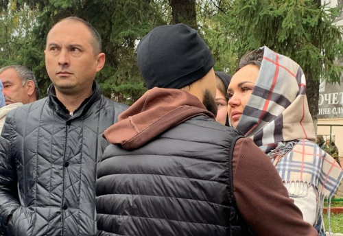Певица Иркэ проводила мобилизованного мужа
