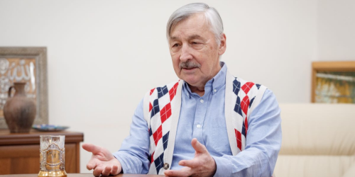 «Фельдфебель брал гармошку и, сильно притопывая ногой, играл белогвардейские матерные песни»