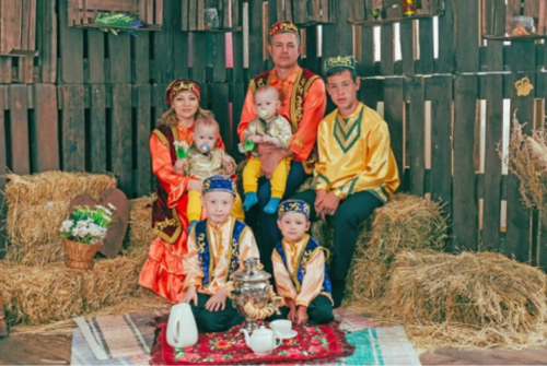 Семья из Удмуртии победила в фотоконкурсе «Мама и дети в национальном костюме»