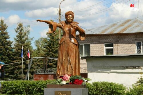 Сестра Хании Фархи о памятнике певице: «Нам нравится, не критикуйте!»