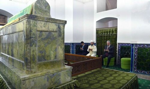 Президенту Казахстана показали мавзолей Ходжи Ахмета Ясави в Туркестане