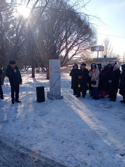Татары Екатеринбурга возложили цветы к памятнику Мусе Джалилю