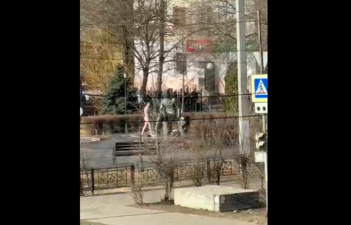 В Астрахани эксгибиционист устроил утреннюю зарядку у памятника Тукаю