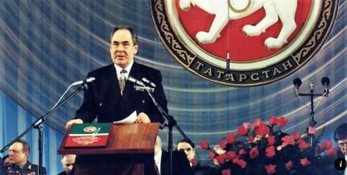 Между молотом и наковальней: особенности Конституции 1992 года