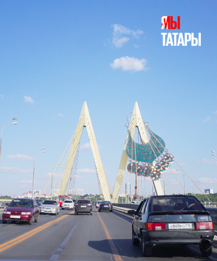 На мост «Миллениум» в Казани повесили гигантское татарское украшение