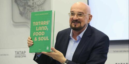 «Чтобы президент мог подарить»: Сталик Ханкишиев к БРИКС выпустил книгу о татарской кухне