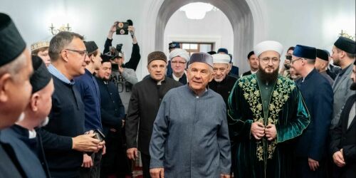 «После векового молчания вновь звучит азан»: Минниханов посетил мечети и храмы