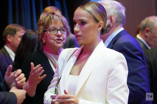 Алина Загитова пошла работать на завод