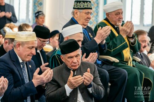 Рустам Минниханов провел частный ифтар в казанской мечети «Ярдэм» 