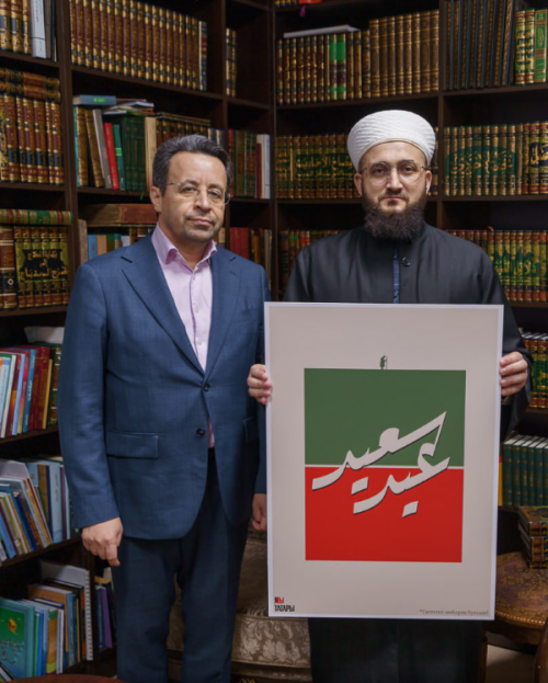 Муфтий Татарстана получил в подарок постер исламской каллиграфии от «Миллиард.Татар» 