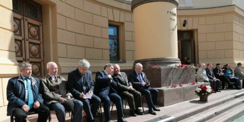 «Годами неизменно одно - татарские писатели строем сидят на стульях у пьедестала Габдулла Тукая»