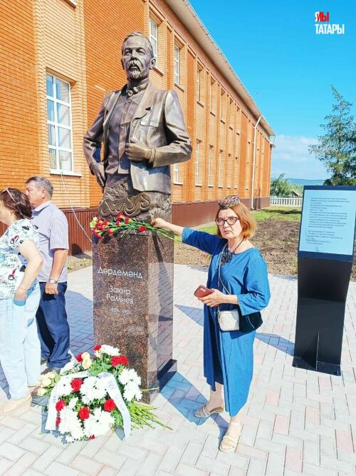 В Башкирии открыли памятник поэту Закиру Рамиеву (Дердемэнду)