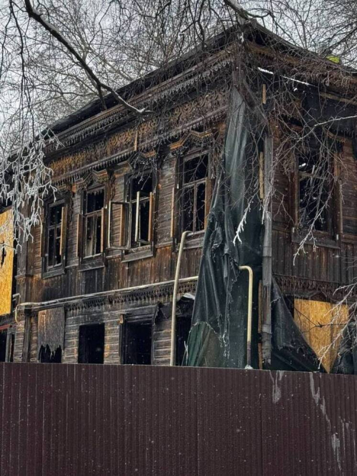 В Казани на улице Хади Атласи сгорел деревянный дом, имевший охранный статус