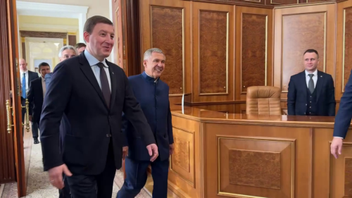Глава Алтая подарил Минниханову картину ирбиса  