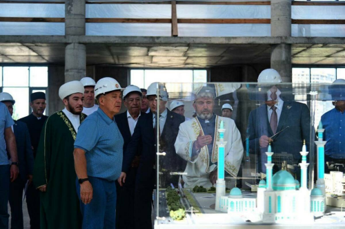 Минниханов посетил стройку Исламского центра в Набережных Челнах