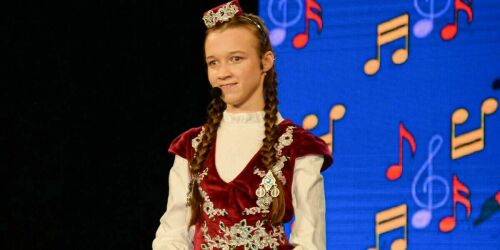 «Она улыбается, когда я пою»: девочка с ДЦП из Казани собирает средства на лечение сестры