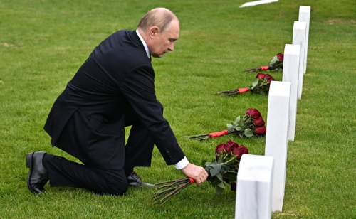 Владимир Путин возложил цветы к могилам советских воинов на на Аляске. Среди похороненных и капитан Нуреев из Татарстана