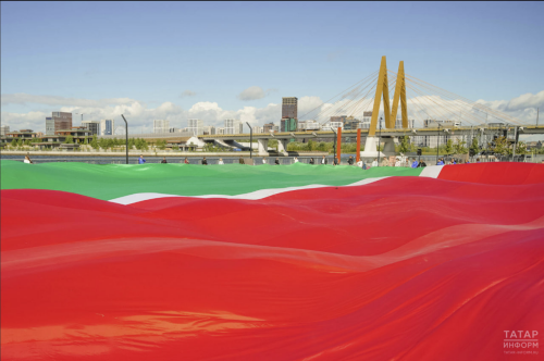 Ко Дню Республики на набережной Казани развернули большой флаг Татарстана