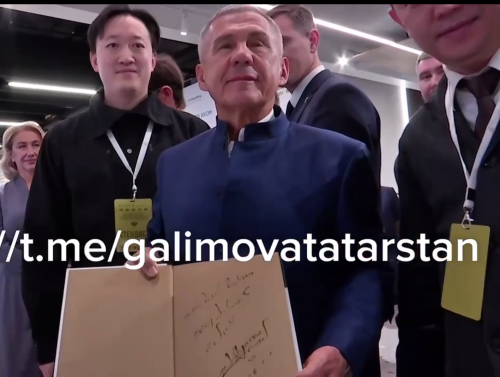 Джеки Чан подписал книгу для главы Татарстана