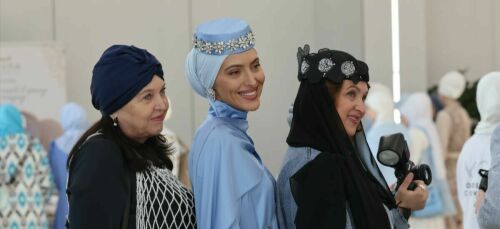 Во что оделись красавицы на 10-й Fashion Iftar: перья, шляпы и деним