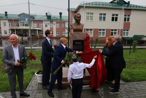 В Кунашаке открыли бюст Мусы Джалиля