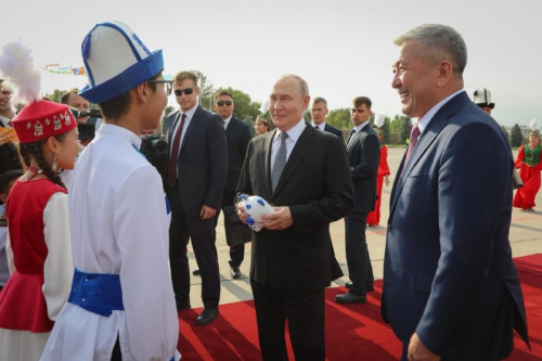 Путину в Бишкеке подарили талисман Игр кочевников — снежного барса Батая