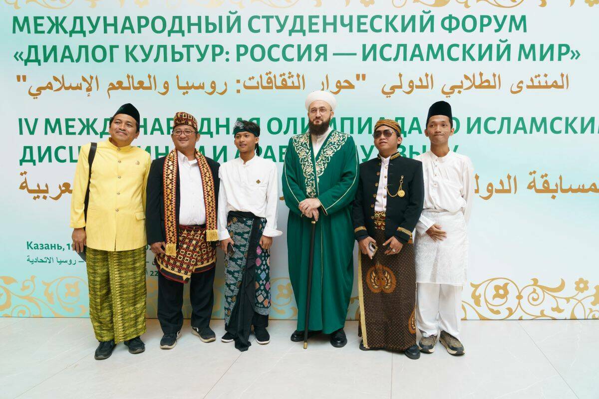 В Казани открылся Международный форум «Диалог культур: Россия — исламский мир»: 17 стран, студенты и исследователи, и главная новость — Казань в 2026 году официально культурная столица исламского мира. «Казань всегда была центром знаний», — напомнил муфтий Татарстана Камиль Самигуллин. Может ли Россия стать экспортёром исламского образования — и какие проблемы обсуждают на форуме? Подробнее — в репортаже «Миллиард.Татар».
