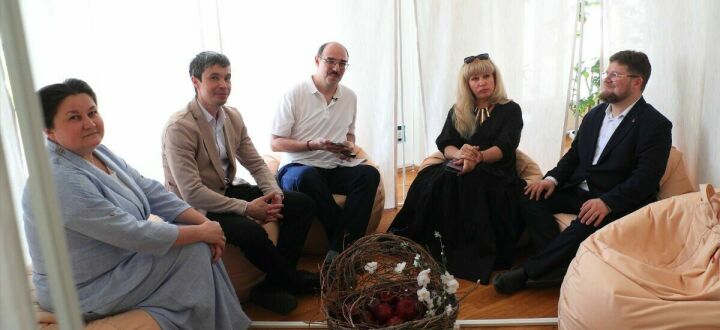 Казань уникальна: она стоит на Волге, но всегда была от неё на дистанции. Весенние паводки превращали город в архипелаг, диктовали время торговли и праздников. Но после 1957 года этот вековой цикл прервался. Что мы потеряли и почему до сих пор пытаемся вернуть Волгу в центр города? Читайте в первой части круглого стола «Миллиард.татар».