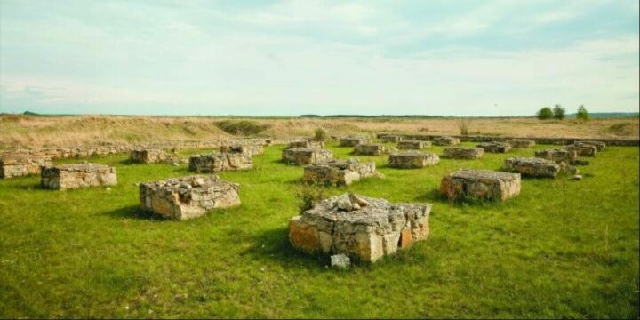 Духовная и материальная культура населения исламизированной Булгарии формировалась и развивалась под мощным влиянием Востока. Ярким элементом архитектуры средневекового Биляра являются кирпичные бани. Идея общественной бани не была новой для Биляра, её, смешав византийские термы и арабские традиции очищения, через Ближний Восток и Среднюю Азию привнесла Римская империя.